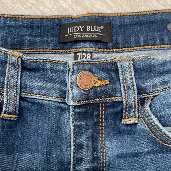 Judy Blue distressed jeans - Picture 2 of 6